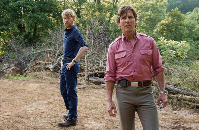 Tom Cruise and Domhnall Gleeson in American Made 4K