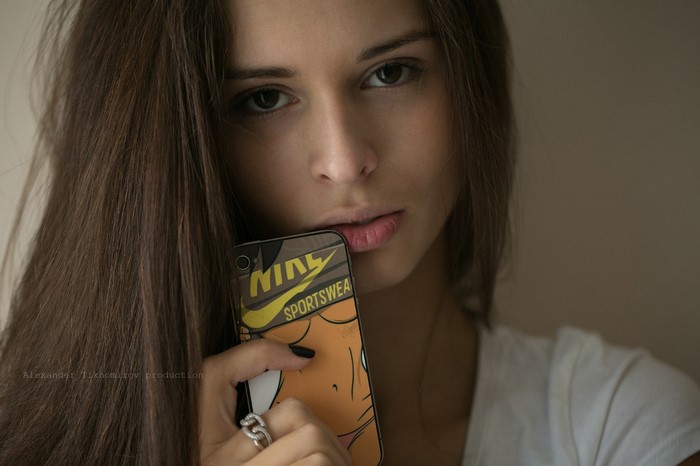 Woman holding a phone with Nike sportswear case