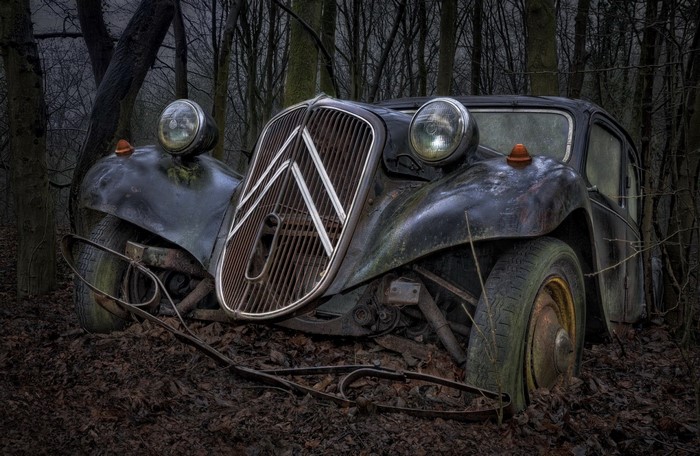 Abandoned Citroën Traction Avant in a dark forest