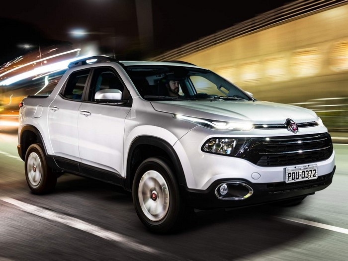 Fiat Toro pickup truck driving at night