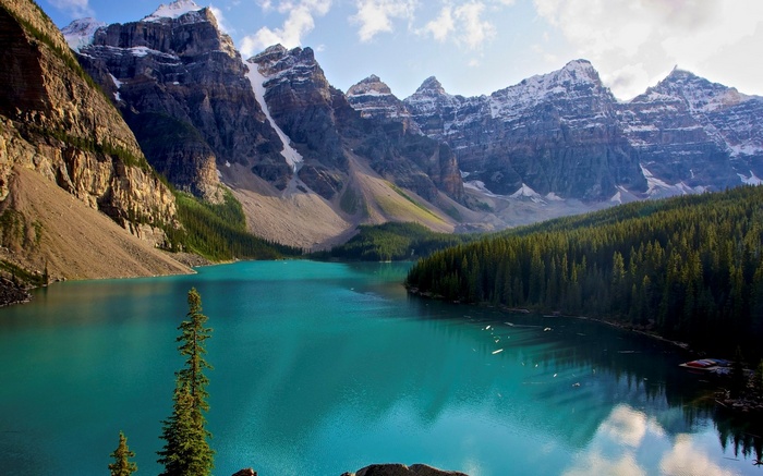 Moraine Lake and Mountains in Banff National Park