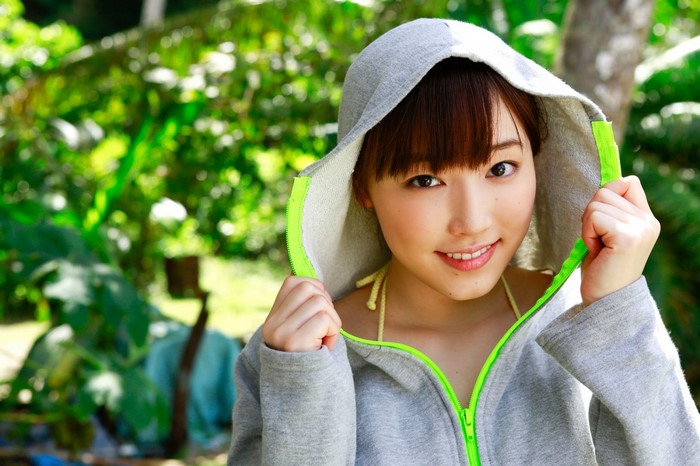 Mizuki Fukumura from Morning Musume wearing a hoodie