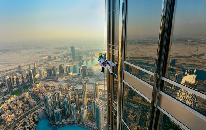 Man rappels down a skyscraper in Dubai cityscape