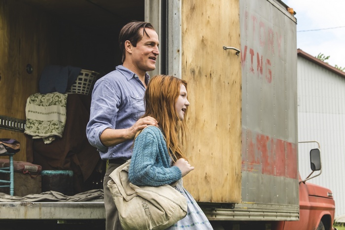 Woody Harrelson and Brie Larson from The Glass Castle