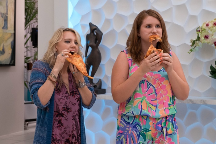 Kate McKinnon and Jillian Bell eating pizza