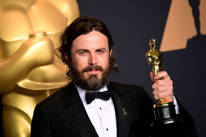 Casey Affleck holding an Oscar award