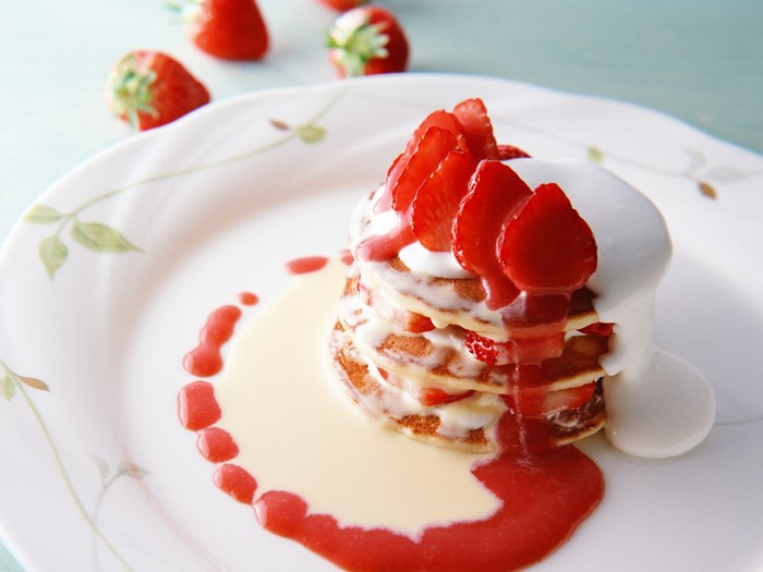 Pancakes with Strawberries and Cream