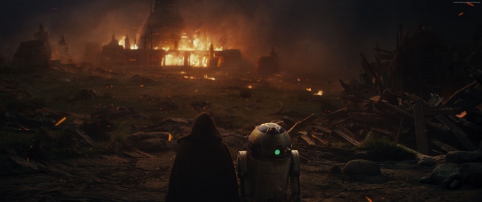Luke Skywalker and R2D2 in Star Wars: The Last Jedi
