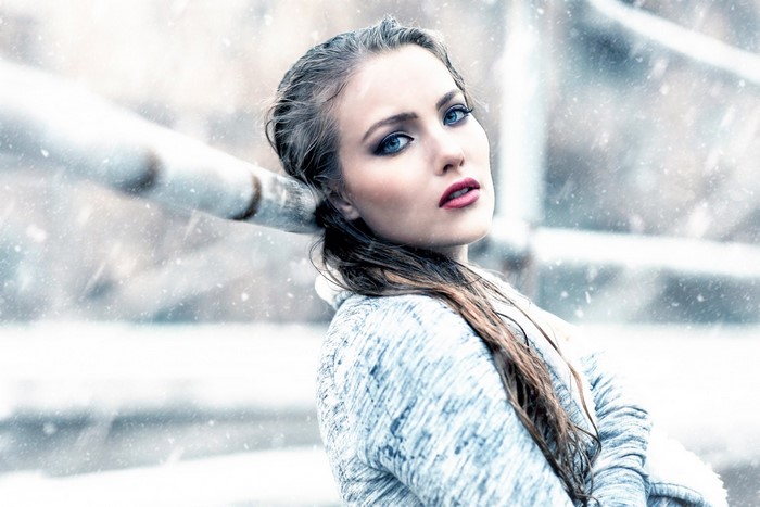 Woman with blue eyes in the snow