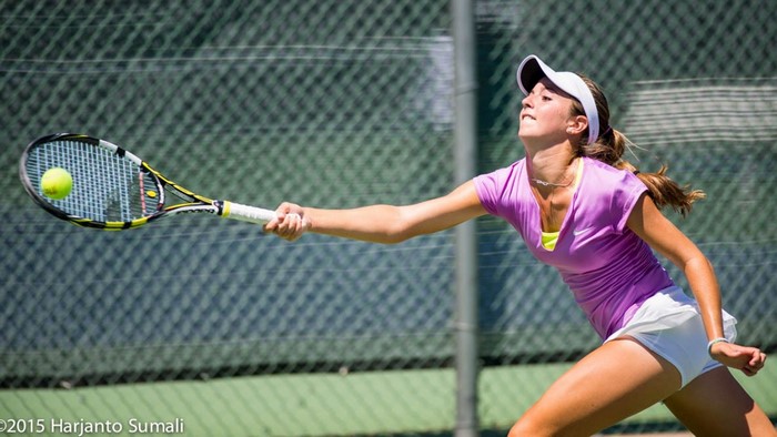 Catherine Cartan Bellis playing tennis