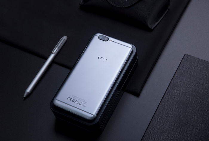 UMi Z smartphone with stylus and accessories
