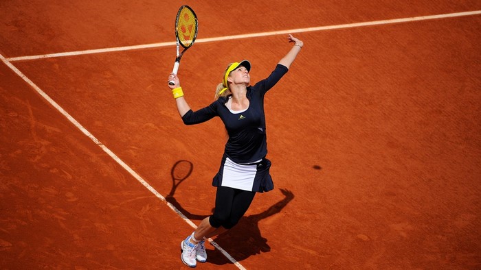 Maria Kirilenko serving a tennis ball on a clay court