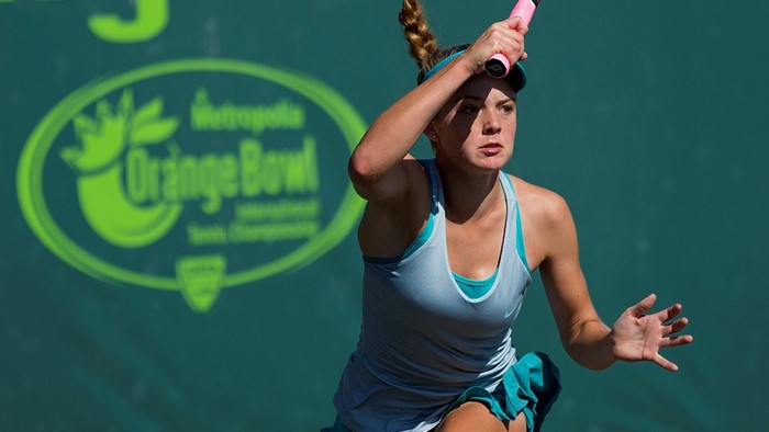 Katie Swan playing tennis at the Orange Bowl