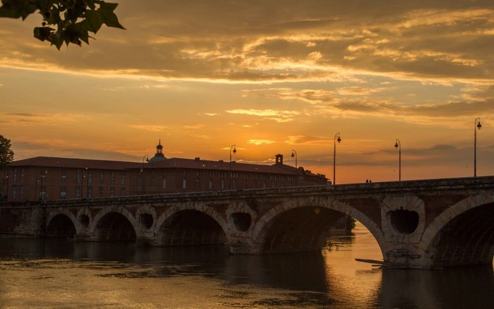 Pont Neuf bridge over Garonne river at sunset in Toulouse, France