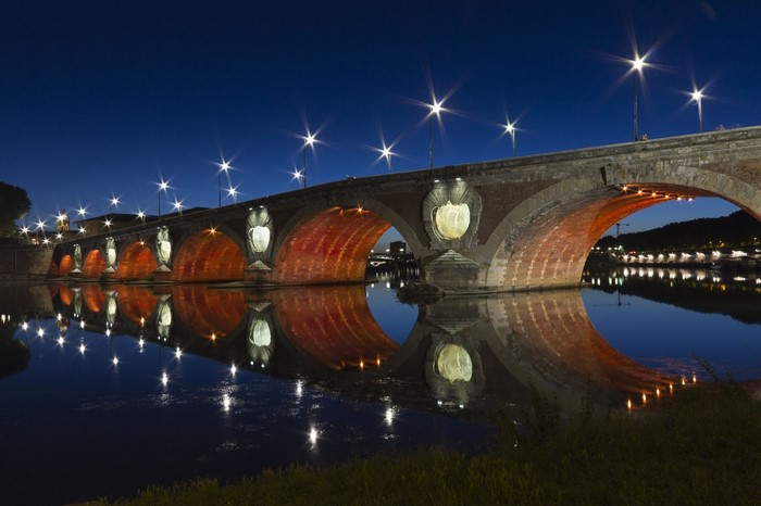 Pont Neuf bridge over Garonne river at night