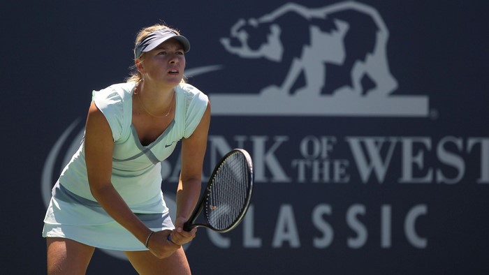 Maria Sharapova playing tennis at Bank of the West Classic