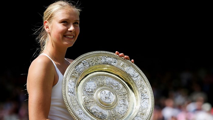 Maria Sharapova holding Wimbledon trophy