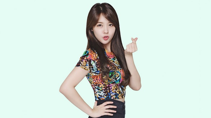 Bang Minah from Girls Day making a heart gesture