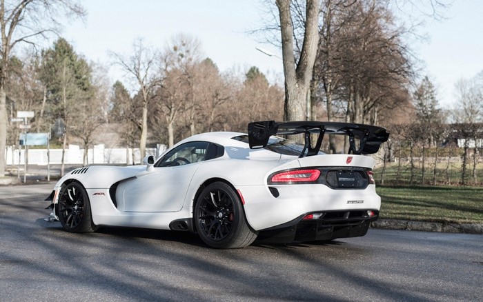 White Dodge Viper ACR with large rear wing