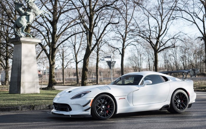 White Dodge Viper ACR with Spoiler