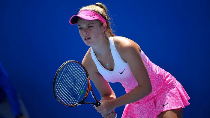 Katie Swan playing tennis with a racket