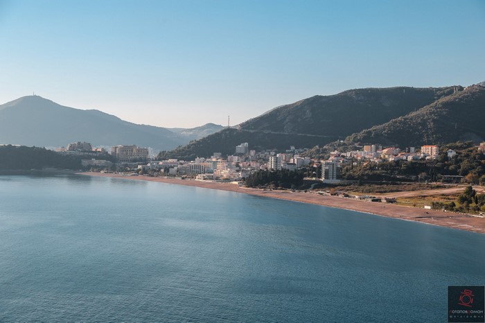 Coastal city nestled between mountains and sea