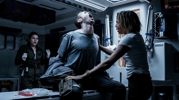 Amy Seimetz and Carmen Ejogo in Alien: Covenant