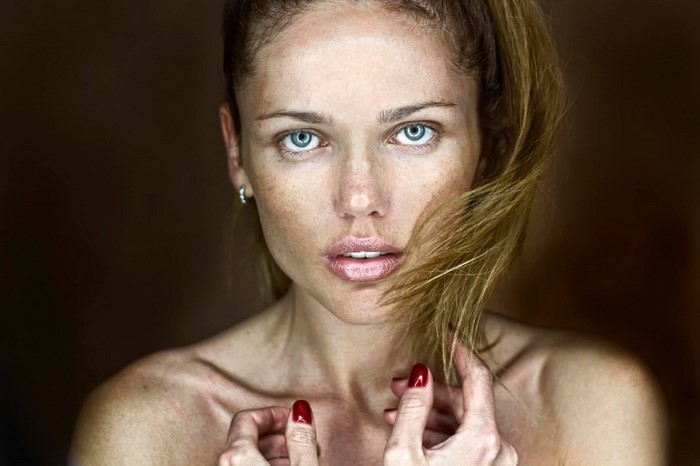Woman with blue eyes and freckles