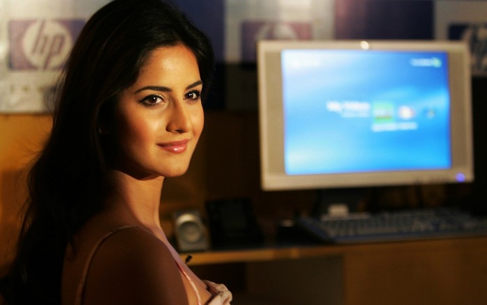 Woman in front of HP computer screen
