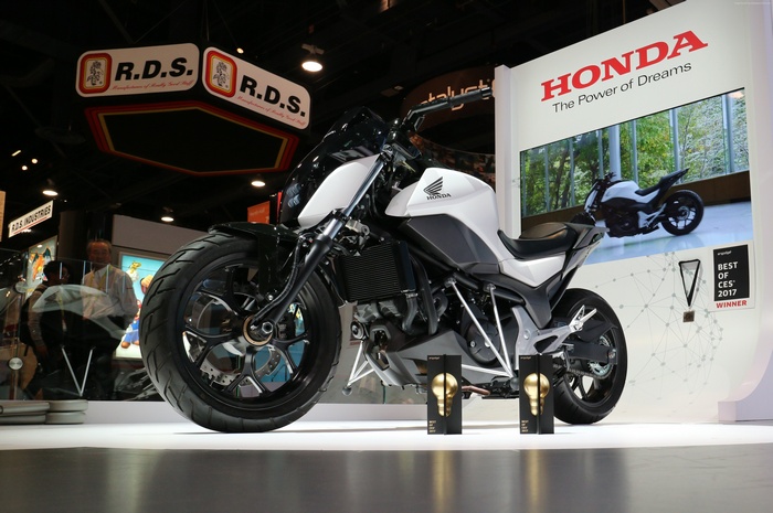 Honda Riding Assist Motorcycle at CES 2017