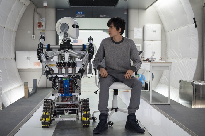 Gardner Elliot and robot from The Space Between Us