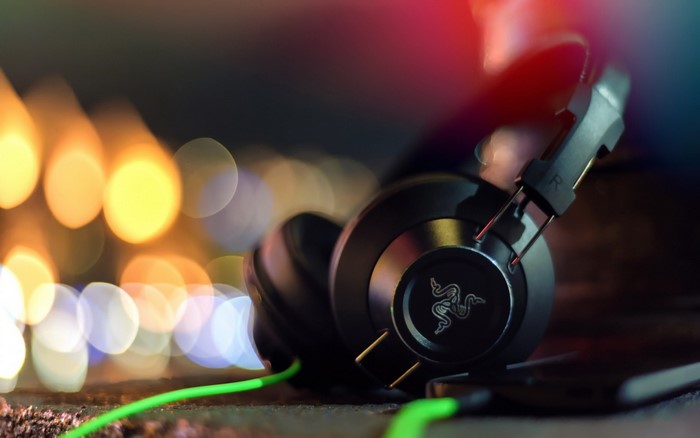 Razer headphones with green cable and bokeh lights