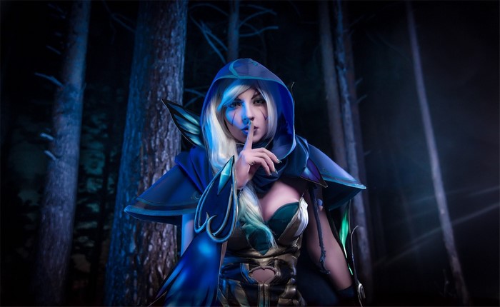 Drow Ranger from Dota 2 cosplay in a forest
