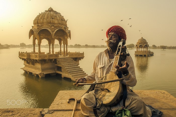 Man playing instrument at Gadi Sagar Lake, Jaisalmer