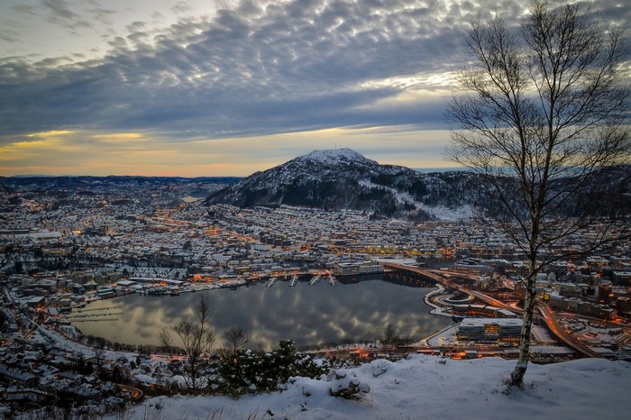 Snowy Bergen cityscape with lake and mountain at dusk