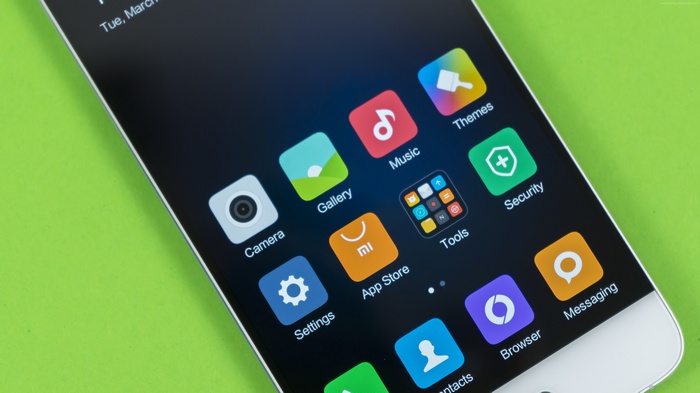 Xiaomi Mi 5 smartphone with app icons