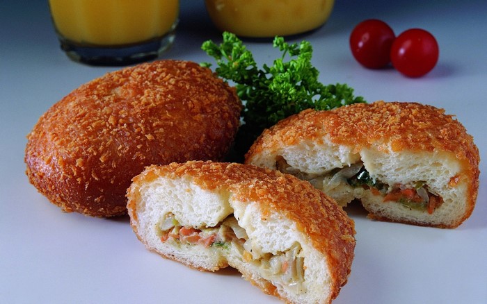 Fried vegetable curry bread with cherry tomatoes and juice
