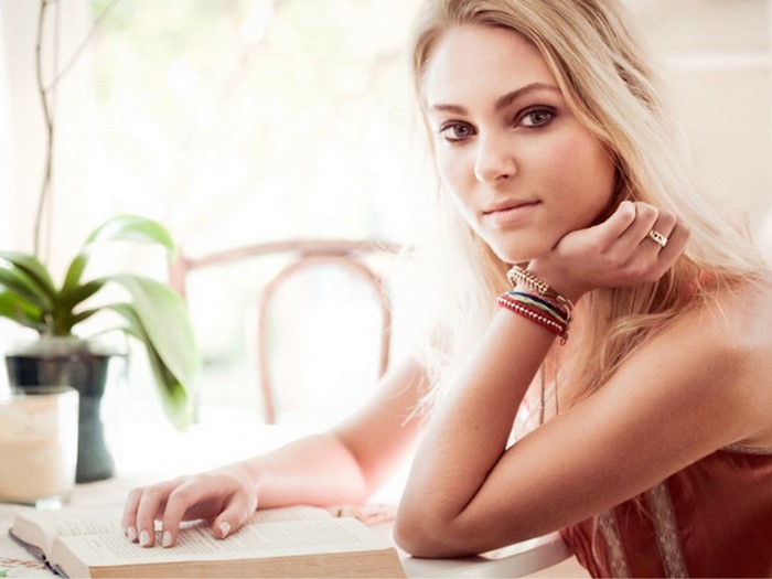 AnnaSophia Robb reading a book