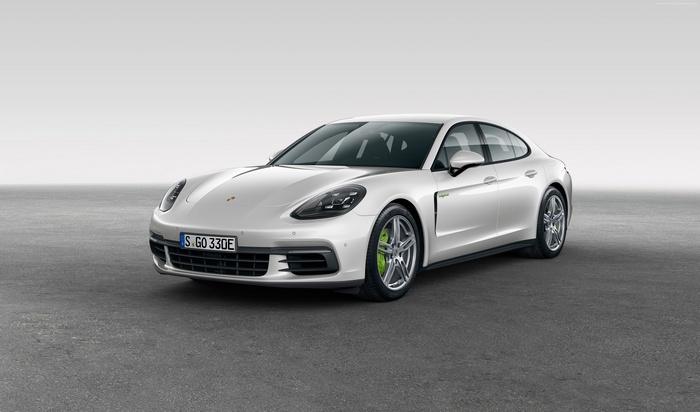 White Porsche Panamera 4 E-Hybrid