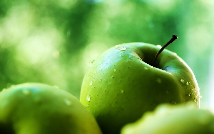 Close-up of green apples with water droplets