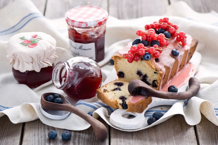 Blueberry loaf cake with red currants and jam