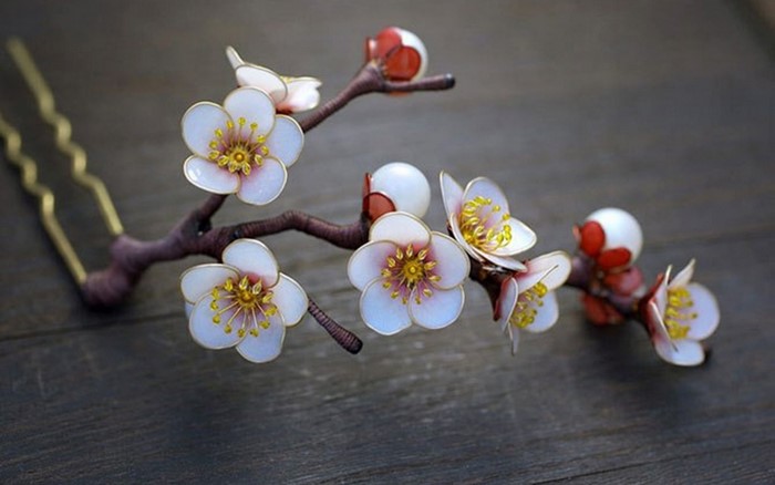 Hairpin with plum blossoms and pearls