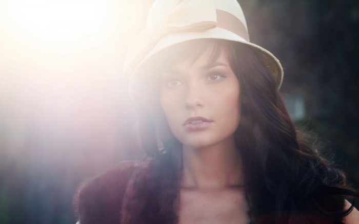 Woman wearing a hat and fur stole