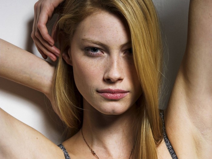Alyssa Sutherland portrait with arms raised