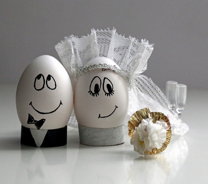 Bride and groom eggs with wedding accessories