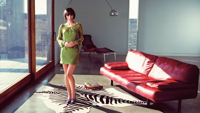 Natalie Portman in a green dress in a modern room