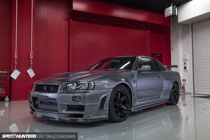 Nissan Skyline GT-R R34 in Glossy Silver