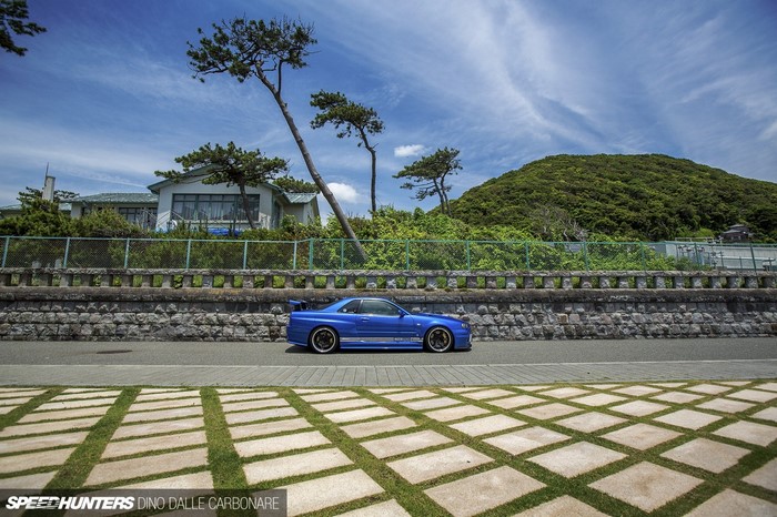Blue Nissan Skyline R34 by the coast