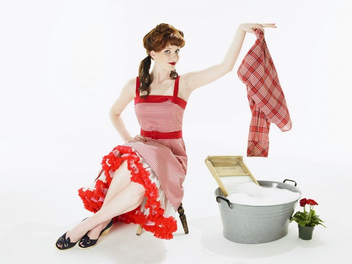 Pin-up girl with washboard and tub