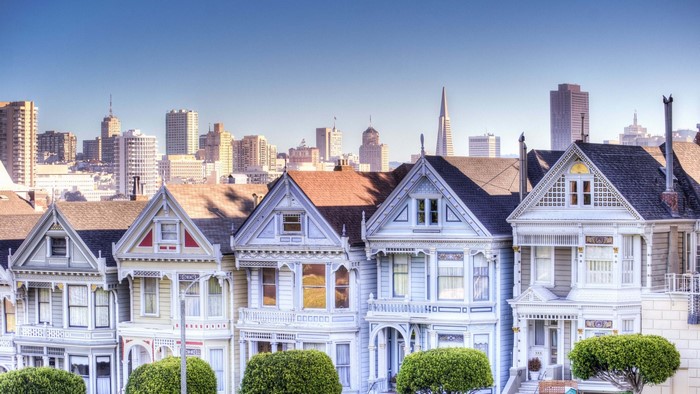 Painted Ladies Victorian houses with San Francisco skyline